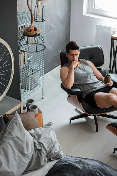 Hombre sentado en el dormitorio gris —  Fotos de Stock