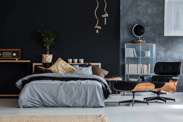 Kerl Schlafzimmer mit Chaiselongue — Stockfoto
