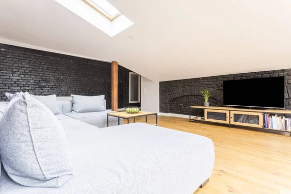 Wohnzimmer mit gemauerter Wand — Stockfoto