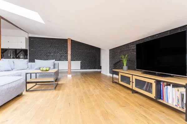 Gri kanepe ile açık alan