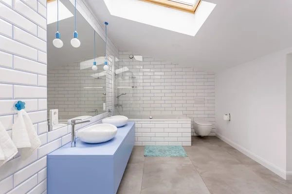 Eenvoudige badkamer in Zolder — Stockfoto