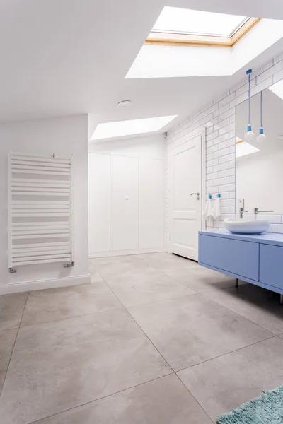 흰색 히터와 넓은 화장실 — 스톡 사진