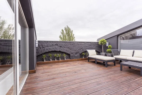 Dunkle Terrasse mit Gartenmöbeln — Stockfoto