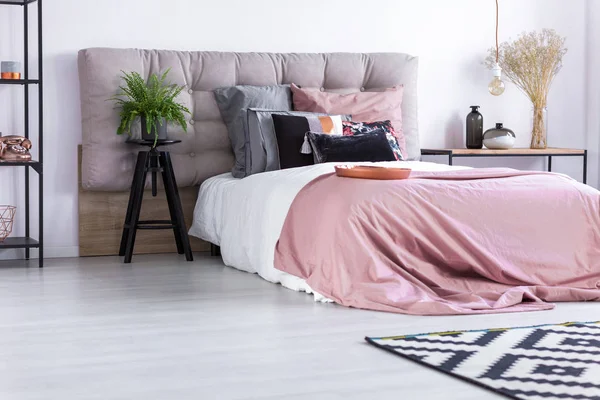 Bed met roze Dekbedovertrek — Stockfoto