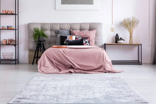 灰色和粉红色的枕套 — 图库照片