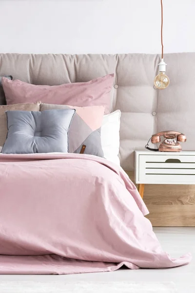 Bed dengan selimut pink lembut — Stok Foto