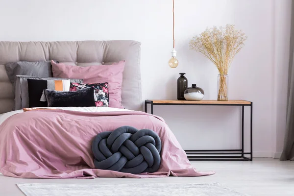 Ręcznie robione poduszkę w stylowych apartamentów — Zdjęcie stockowe
