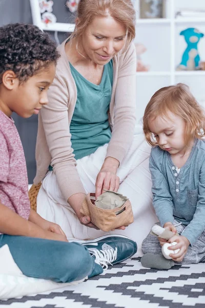 Afrikanisch-amerikanischer Junge spielt mit Klassenkamerad — Stockfoto