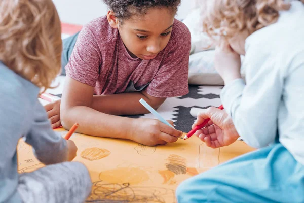 Ragazzo afroamericano che disegna con compagno di classe — Foto Stock