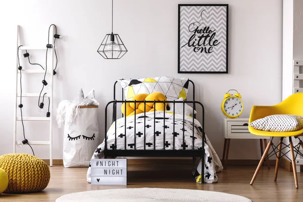 대비 색 아이의 침실 — 스톡 사진