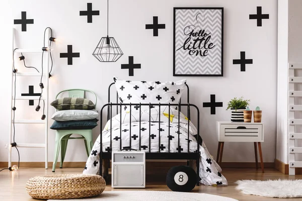 Siyah ve beyaz çocuğun yatak odası