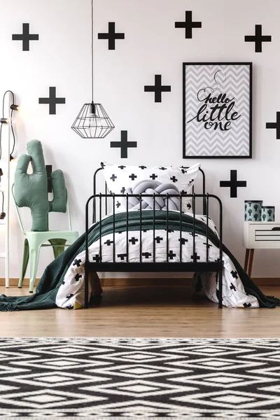 Çocuk yatak odası ile geometrik halı