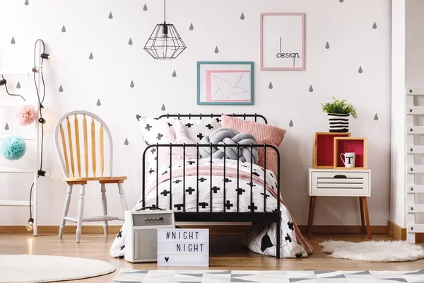 Pastell flickans sovrum med stol — Stockfoto