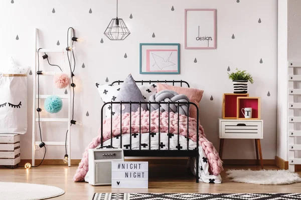 Kamar tidur anak Pastel dengan karpet — Stok Foto