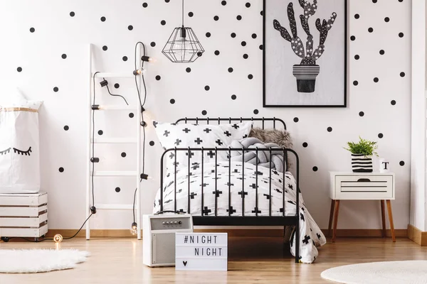 Dormitorio de niño monocromo con póster — Foto de Stock