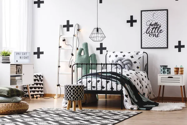 Kaktüs motifi ile gencin yatak odası — Stok fotoğraf
