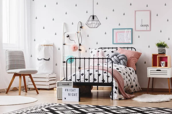 Silla gris en el dormitorio de la chica — Foto de Stock