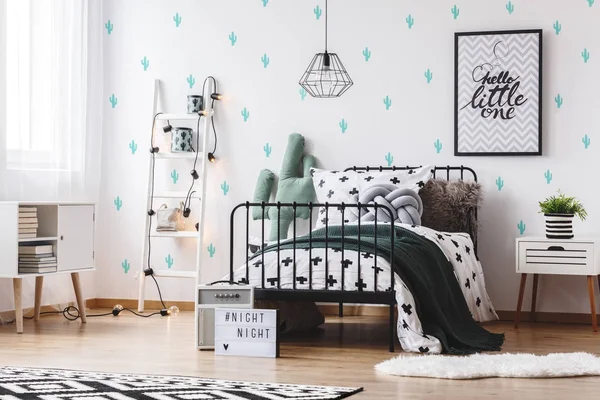 Schlafzimmer mit niedlichen Kakteen Tapete — Stockfoto
