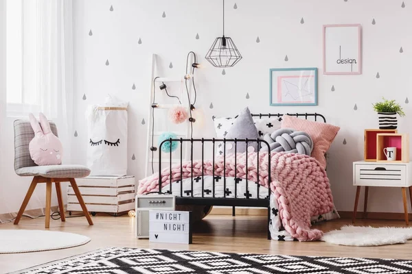 Roze deken op meisje bed — Stockfoto