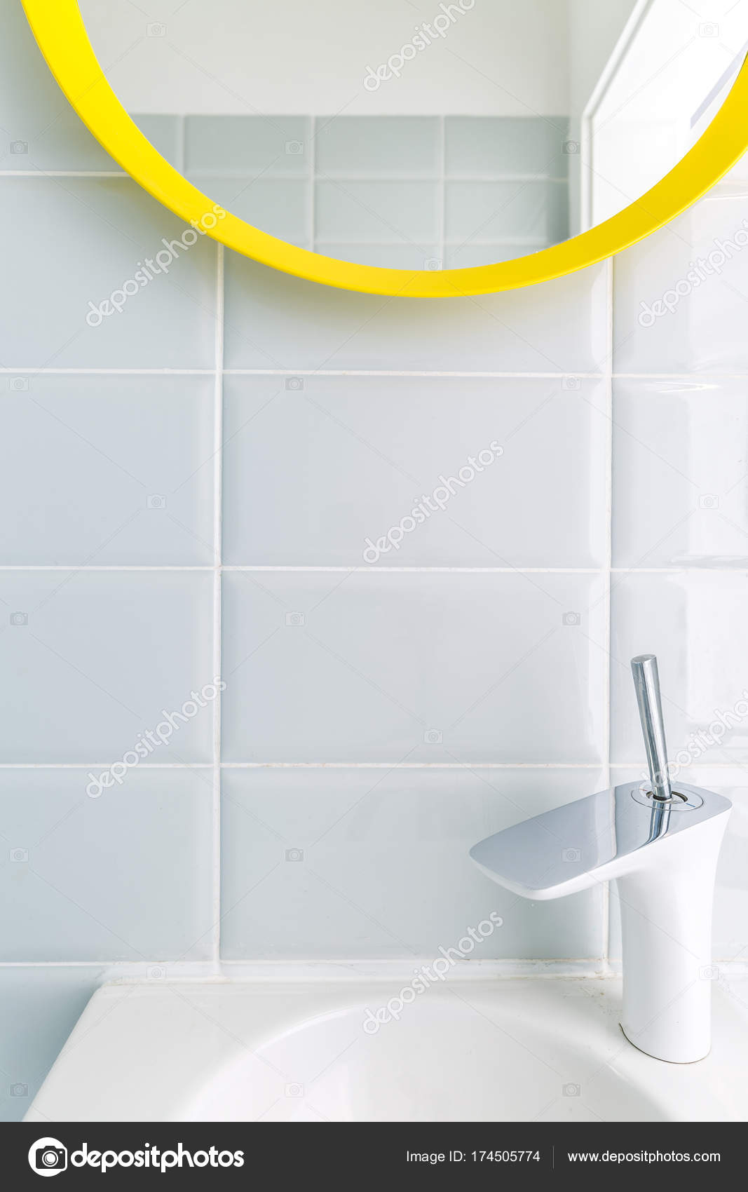 Badezimmer mit Brigh weiße Fliesen — Stockfoto © photographee.eu ... Badezimmer mit Brigh weiße Fliesen — Stockfoto © photographee.eu ...