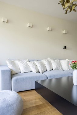 Beyaz vazoda kırmızı güller