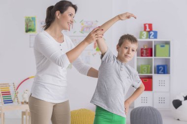 Çocuk kadın fizyoterapist ile egzersiz