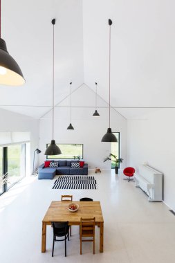 Beyaz geniş oturma odası