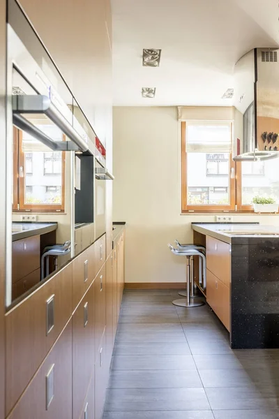 広々 としたキッチンの側面図 — ストック写真