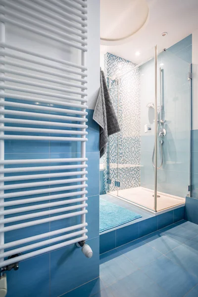 Голубая просторная ванная комната — стоковое фото