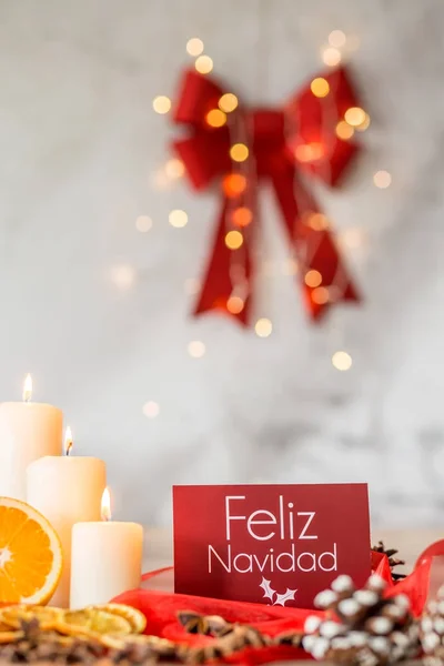 Tarjeta roja de Navidad y decoraciones — Foto de Stock