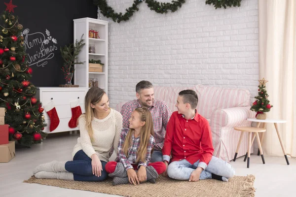Família feliz durante a reunião de Natal — Fotografia de Stock