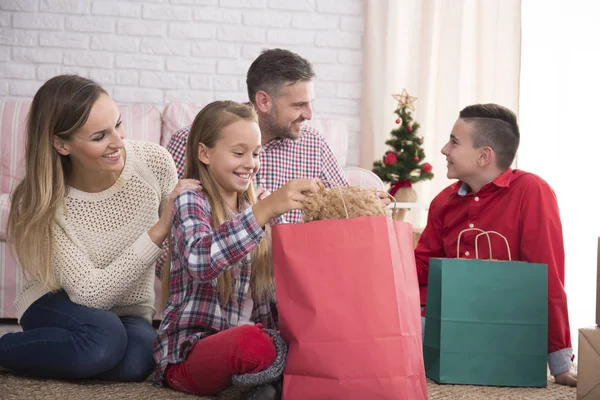 Famille déballer les cadeaux — Photo