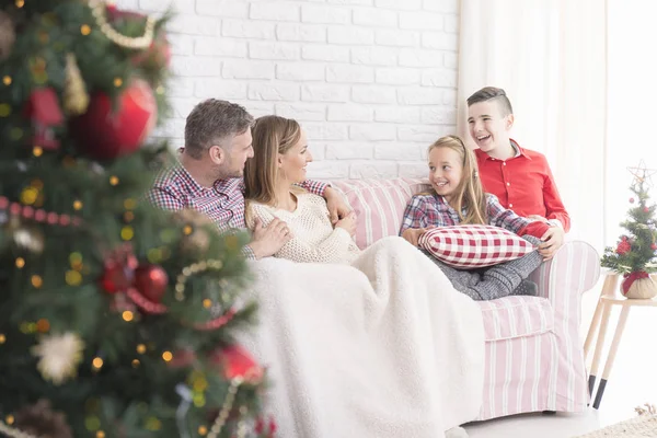 Family meeting in living room — Stock Photo, Image