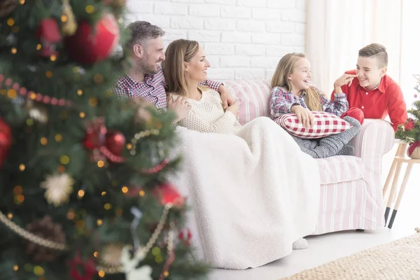 Lycklig familj under jul — Stockfoto