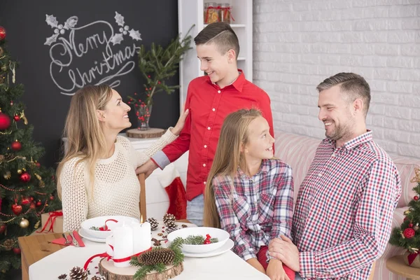 Reunião familiar na mesa de Natal — Fotografia de Stock