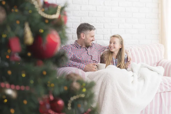 Vader en dochter tijdens de kerstperiode — Stockfoto