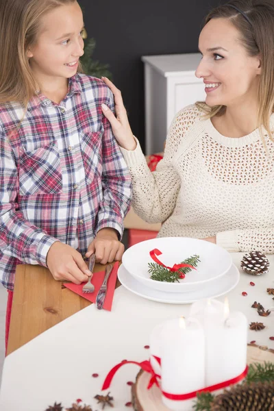 엄마와 딸 크리스마스 테이블 준비 — 스톡 사진