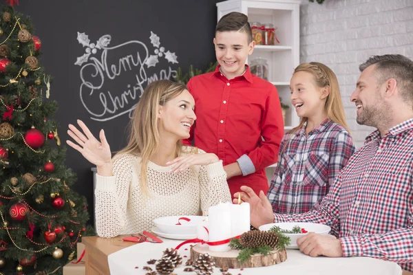 Familie versammelt sich zu Weihnachten — Stockfoto