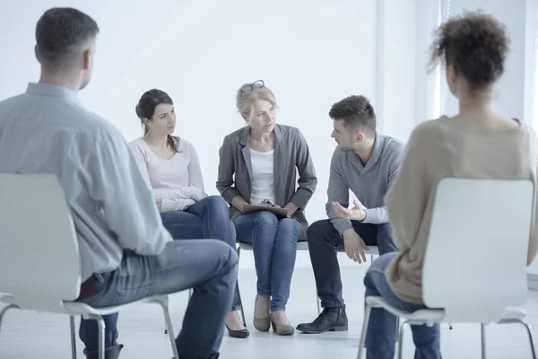 Uomo che parla di problemi familiari — Foto Stock