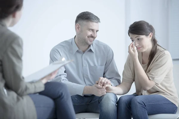 Hombre reconfortante llorando esposa — Foto de Stock