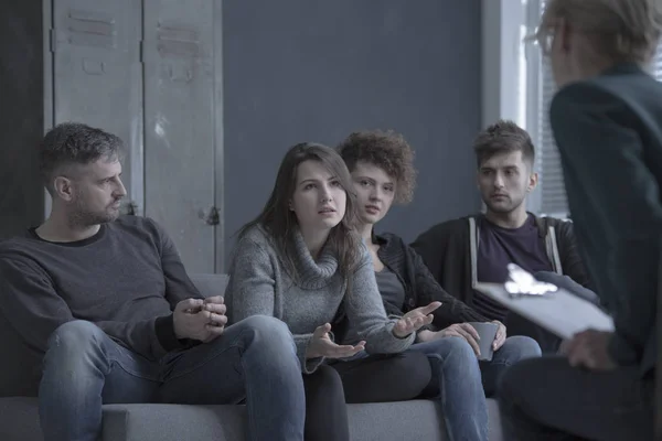 Jóvenes tomando sobre la adicción — Foto de Stock