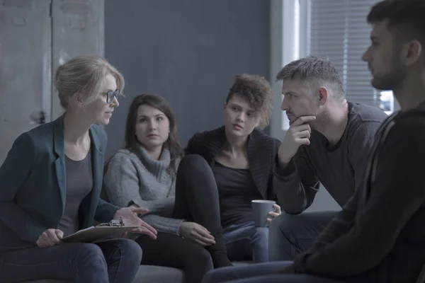 De bijeenkomst van de groep van de steun met psycholoog — Stockfoto