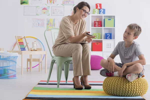 Consejero infantil durante la terapia exitosa —  Fotos de Stock