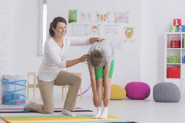 Dziecko fizjoterapeuta praca z pacjentem — Zdjęcie stockowe