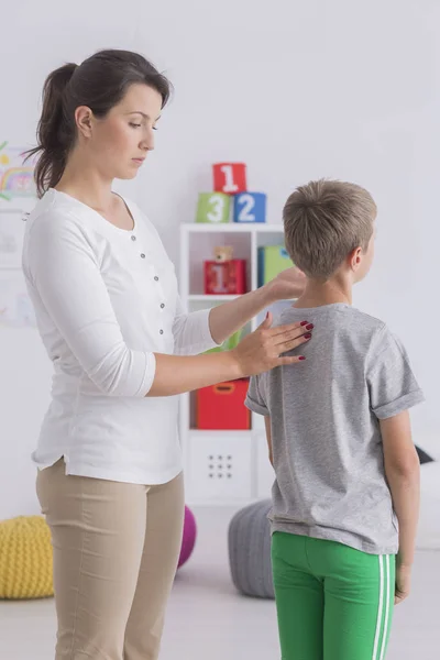 Fisioterapia infantil, menino com escoliose — Fotografia de Stock