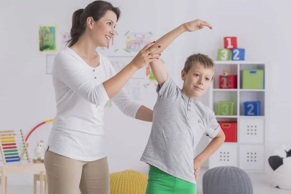 Enfant faisant de l'exercice avec une physiothérapeute — Photo