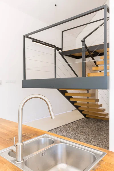 Arbeitsplatte in der Küche und Holztreppe — Stockfoto
