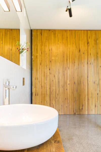 Salle de bain avec lavabo blanc — Photo