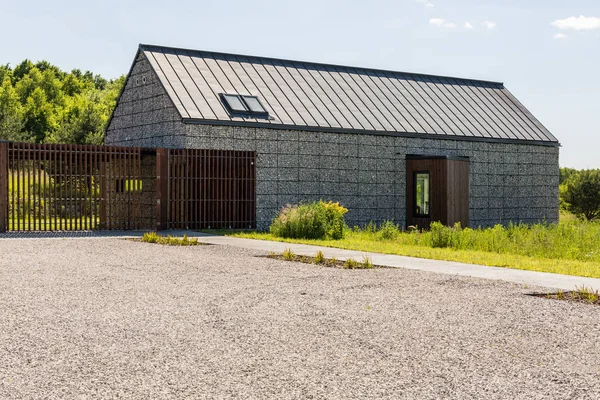 Gate to modern rural estate — Stock Photo, Image