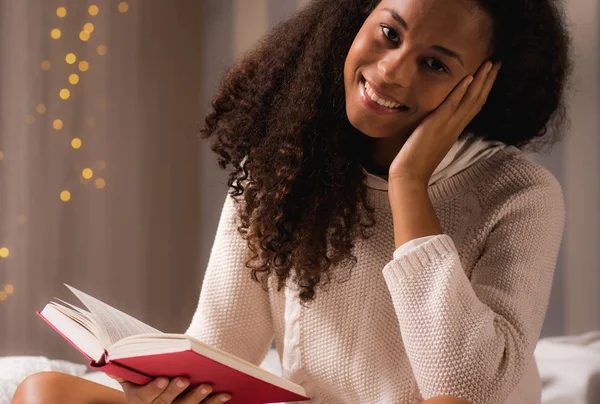 Chica fascinada por el libro —  Fotos de Stock